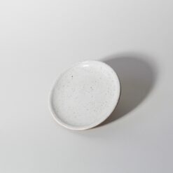 Pires de cerâmica branco Esmo com base em argila tabaco sobre fundo neutro inclinado frontal.