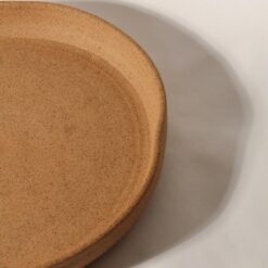 Prato Servir Orgânico de cerâmica Esmo cru, close-up lateral