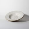 Prato Risoto Esmo de cerâmica com esmalte branco e base em argila tabaco.