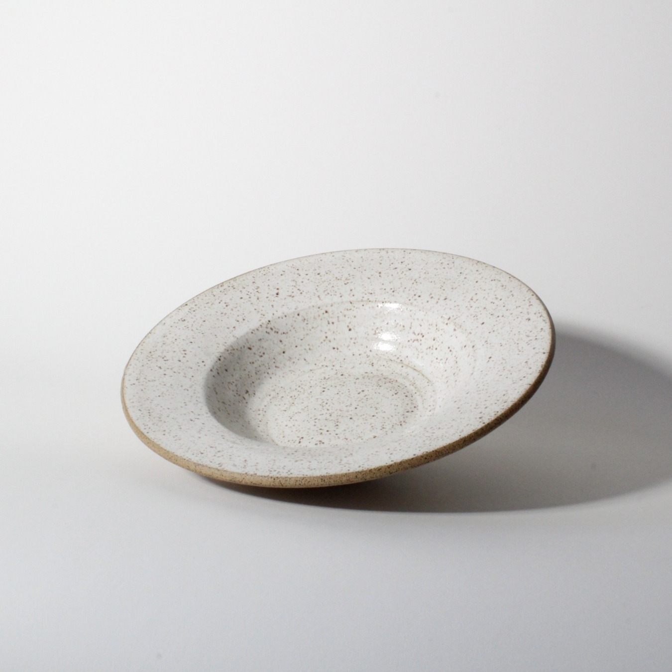 Prato Risoto Esmo de cerâmica com esmalte branco e base em argila tabaco.