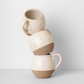 Canecas Esmo Off-White Cerâmica Artesanal Empilhadas.