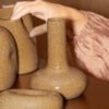Castiçal Gota Mascavo da Esmo Cerâmica Artesanal em ensaio editorial