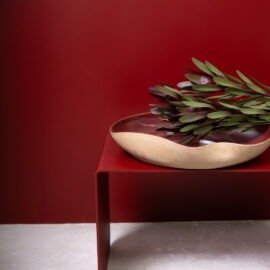 Centro de Mesa Baixo Orgânico em Cerâmica Artesanal cor Borgonha com plantas Esmo Cerâmica.