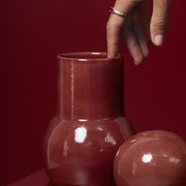 Vaso Gota Pequeno em Cerâmica Artesanal cor Borgonha Esmo Cerâmica.