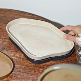 Bandeja Nuvem Pequena Off-White em Ceramica Artesanal da Esmo Ensaio Editorial