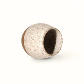 Copo Esmo Off-White em Ceramica perspectiva deitado - Esmo Cerâica - Bruna Vuelma.