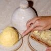 Manteigueira Esmo de cerâmica artesanal na cor Off-White. Esmo Cerâmica.
