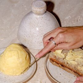 Manteigueira Esmo de cerâmica artesanal na cor Off-White. Esmo Cerâmica.