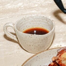 Xícara Orgânica Cerâmica Artesanal Off-White para Café Longo Esmo Cerâmica