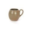 Caneca de cerâmica artesanal Oliva (verde fechado) da Esmocom formato arredondado, alça ergonômica, textura com denso pontilhado orgânico e base em cerâmica terrosa.