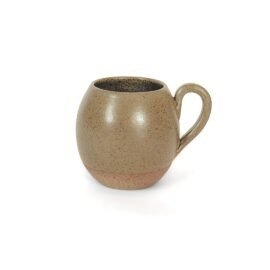 Caneca de cerâmica artesanal Oliva (verde fechado) da Esmocom formato arredondado, alça ergonômica, textura com denso pontilhado orgânico e base em cerâmica terrosa.