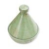 Saleiro Tagine em cerâmica na cor Pistache da Esmo Cerâmica. Peça com formato cônico, apresentando tampa com esmalte vitrificado verde suave e pontilhado orgânico, em intenso contraste tátil e visual com a base rústica em barro cru.