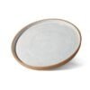 Prato Reto Grande de cerâmica 26 cm com silhueta de borda reta, interior esmaltado em tom off-white salpicado e exterior exibindo a textura original da argila tabaco.