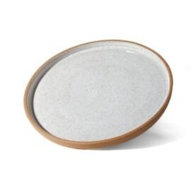 Prato Reto Grande de cerâmica 26 cm com silhueta de borda reta, interior esmaltado em tom off-white salpicado e exterior exibindo a textura original da argila tabaco.