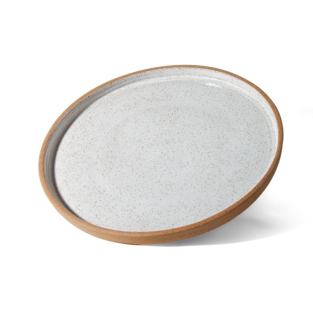 Prato Reto Grande de cerâmica 26 cm com silhueta de borda reta, interior esmaltado em tom off-white salpicado e exterior exibindo a textura original da argila tabaco.