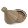 Saleiro Tagine em cerâmica na cor Oliva da Esmo, aberto. A peça exibe um esmalte verde acetinado com denso pontilhado orgânico escuro, revelando o interior côncavo do recipiente e a tampa cônica apoiada ao lado.