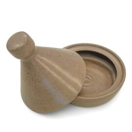 Saleiro Tagine em cerâmica na cor Oliva da Esmo, aberto. A peça exibe um esmalte verde acetinado com denso pontilhado orgânico escuro, revelando o interior côncavo do recipiente e a tampa cônica apoiada ao lado.