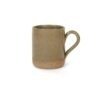 Caneca Reta em cerâmica na cor Oliva. Peça cilíndrica com base em argila rústica exposta e corpo vitrificado em esmalte verde escuro acetinado com denso pontilhado orgânico, destacando uma alça lateral ampla e ergonômica.