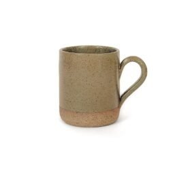 Caneca Reta em cerâmica na cor Oliva. Peça cilíndrica com base em argila rústica exposta e corpo vitrificado em esmalte verde escuro acetinado com denso pontilhado orgânico, destacando uma alça lateral ampla e ergonômica.
