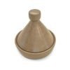 Saleiro Tagine em cerâmica na cor Oliva com a tampa fechada. O esmalte acetinado destaca a silhueta cônica da peça e o denso pontilhado orgânico escuro de sua superfície rica e texturizada.