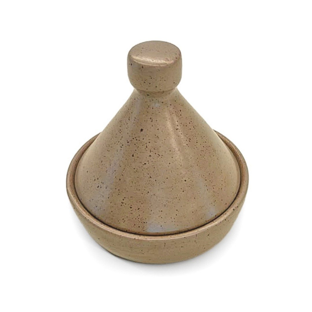 Saleiro Tagine em cerâmica na cor Oliva com a tampa fechada. O esmalte acetinado destaca a silhueta cônica da peça e o denso pontilhado orgânico escuro de sua superfície rica e texturizada.