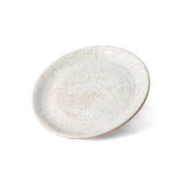 Prato Bruna Pequeno em cerâmica Off-White da Esmo com acabamento acetinado e base aparente em argila tabaco, ambientado em uma mesa posta.
