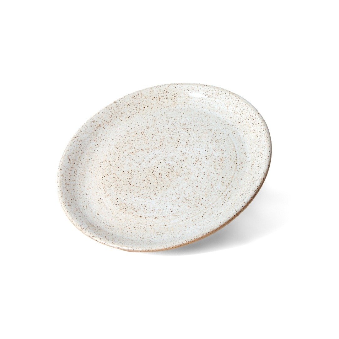 Prato Bruna Pequeno em cerâmica Off-White da Esmo com acabamento acetinado e base aparente em argila tabaco, ambientado em uma mesa posta.