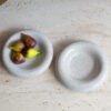Close Dupla de Pratos Bolha Grande Off-White Cerâmica Artesanal Esmo para servir frutas