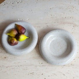 Close Dupla de Pratos Bolha Grande Off-White Cerâmica Artesanal Esmo para servir frutas