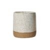 Copo Reto Grande em cerâmica na cor Off-White da Esmo, apresentando silhueta minimalista sem alça. A base revela a textura rústica da argila tabaco, contrastando com a metade superior de acabamento mate luminoso e pequenas texturas orgânicas pontilhadas da própria massa.