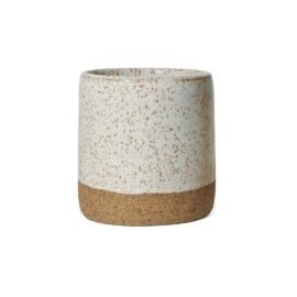 Copo Reto Grande em cerâmica na cor Off-White da Esmo, apresentando silhueta minimalista sem alça. A base revela a textura rústica da argila tabaco, contrastando com a metade superior de acabamento mate luminoso e pequenas texturas orgânicas pontilhadas da própria massa.