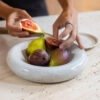 Prato Bolha Grande Off-White Cerâmica Artesanal Esmo para servir frutas.