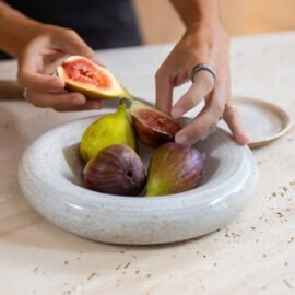 Prato Bolha Grande Off-White Cerâmica Artesanal Esmo para servir frutas.