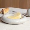Prato Bolha Grande Off-White Cerâmica Artesanal Esmo para servir queijos