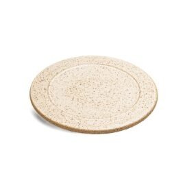 Prato Sushi da Esmo Cerâmica, branco 18cm flat em cerâmica artesanal na cor Off-White, com acabamento acetinado e textura pontilhada, exibindo a base em cerâmica crua;