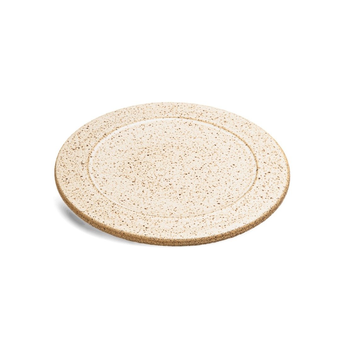 Prato Sushi da Esmo Cerâmica, branco 18cm flat em cerâmica artesanal na cor Off-White, com acabamento acetinado e textura pontilhada, exibindo a base em cerâmica crua;