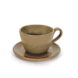 Xícara Orgânica Expresso na cor Oliva, com esmalte acetinado e denso pontilhado orgânico sobre base aparente de argila tabaco.