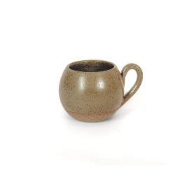 Xícara Esmo Expresso redonda em cerâmica na cor Oliva, apresentando esmalte verde acetinado com denso pontilhado orgânico na parte superior e base em argila rústica aparente.