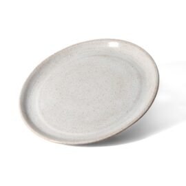 Prato Bruna Grande de 26 cm em cerâmica Off-White, exibindo acabamento mate acetinado e base estrutural aparente em argila tabaco. Esmo Cerâmica.