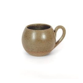 Xícara Esmo Longo Oliva em cerâmica com silhueta arredondada. Apresenta esmalte acetinado verde sóbrio com denso pontilhado orgânico na parte superior e base terrosa aparente.