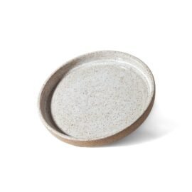 Prato Reto Pequeno 17 cm em cerâmica na cor Off-White com acabamento mate e base rústica em cerâmica crua da Esmo, visto em perspectiva contra um fundo neutro.