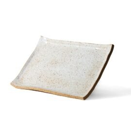 Prato Retangular Grande de cerâmica na cor Off-White da Esmo, com acabamento mate luminoso e bordas orgânicas contrastando com a base em argila tabaco crua.