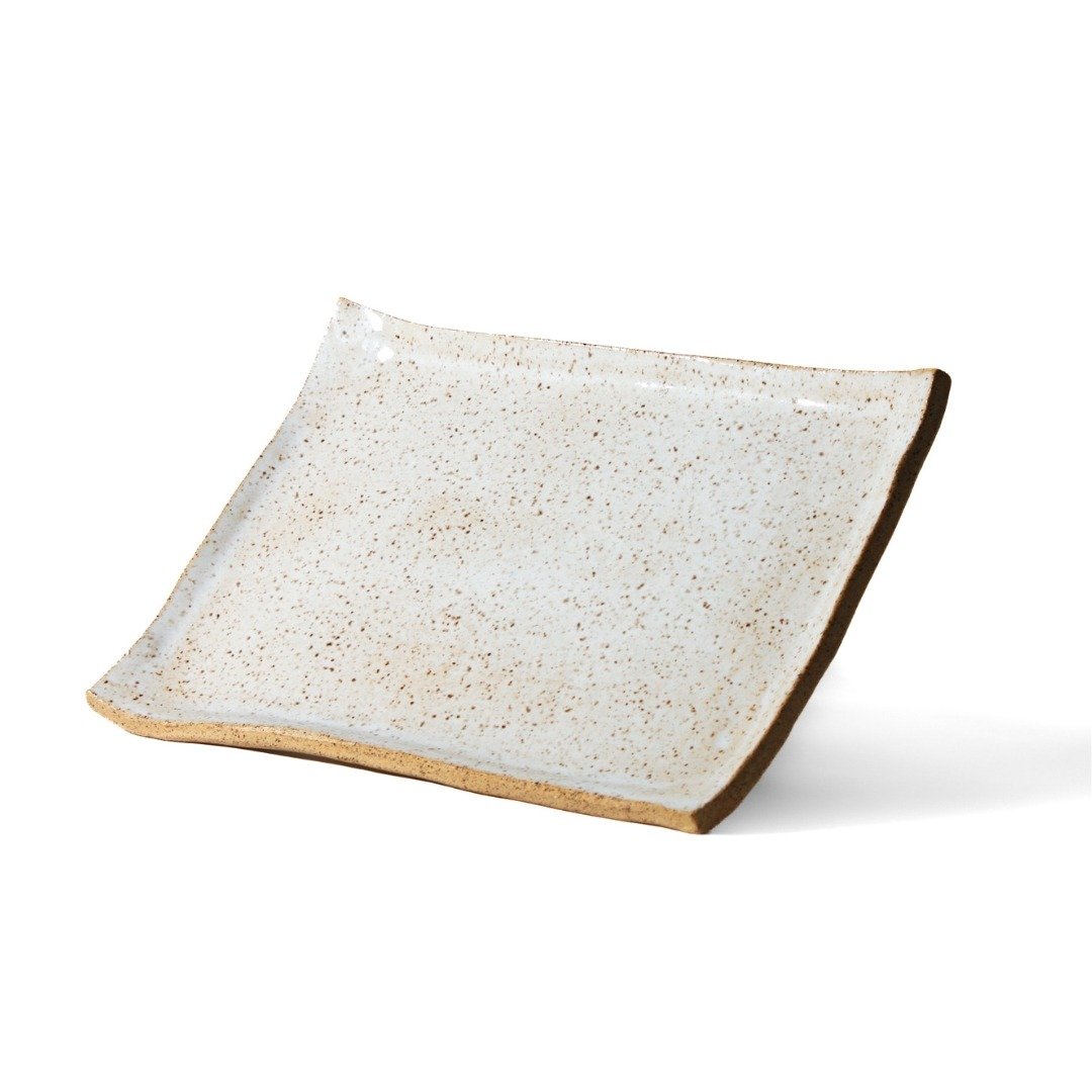 Prato Retangular Grande de cerâmica na cor Off-White da Esmo, com acabamento mate luminoso e bordas orgânicas contrastando com a base em argila tabaco crua.