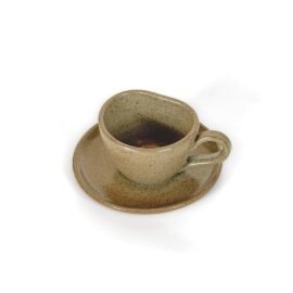 Xícara Orgânica Expresso na cor Oliva, sobre Pires, da Esmo. Com esmalte acetinado e denso pontilhado orgânico sobre base aparente de argila tabaco.
