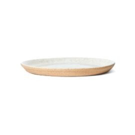 Prato Bruna Intermediário de 22 cm em cerâmica cor Off-White, com superfície mate e base em argila tabaco aparente.