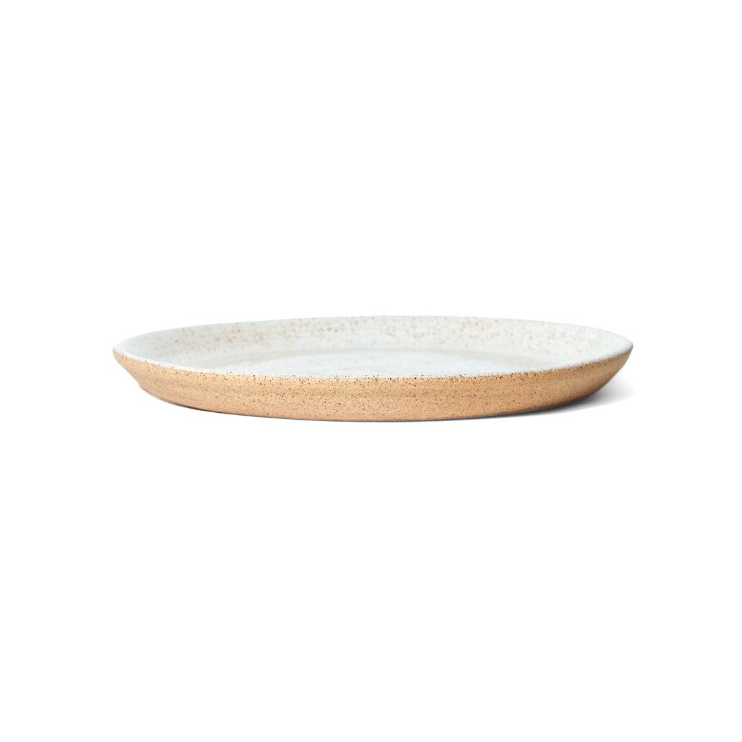Prato Bruna Intermediário de 22 cm em cerâmica cor Off-White, com superfície mate e base em argila tabaco aparente.