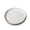 Prato Orgânico Intermediário (26cm) de cerâmica na cor Off-White, da Esmo, visto de cima. A peça possui formato redondo e silhueta levemente irregular, apresentando área interna com esmalte acetinado e textura sutil, que contrasta com a borda externa em argila crua aparente.