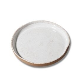 Prato Orgânico Intermediário (26cm) de cerâmica na cor Off-White, da Esmo, visto de cima. A peça possui formato redondo e silhueta levemente irregular, apresentando área interna com esmalte acetinado e textura sutil, que contrasta com a borda externa em argila crua aparente.
