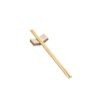 Porta-Hashi de cerâmica na cor Off-White com esmalte claro e pontinhos escuros na superfície superior, contrastando com a base e as laterais em argila rústica aparente. A peça possui formato retangular curvo, servindo de suporte para um par de hashis de madeira cruzados e dispostos sobre ela, em fundo branco.