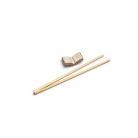 Porta-Hashi da Esmo, de cerâmica na cor Off-White com esmalte claro e pontinhos escuros na superfície superior, contrastando com a base e as laterais em argila rústica aparente. A peça possui formato retangular curvo, servindo de suporte para um par de hashis de madeira cruzados e dispostos sobre ela, em fundo branco.
